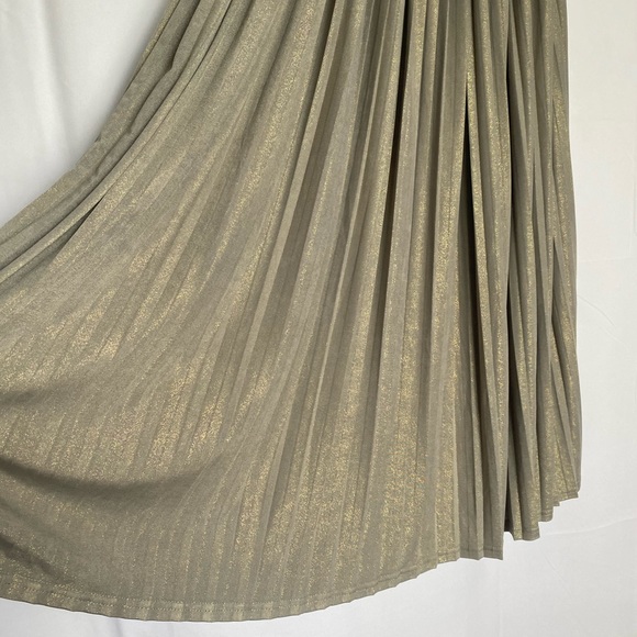 Missguided Satin Pleated Mini Skirt - Picture 2 of 5